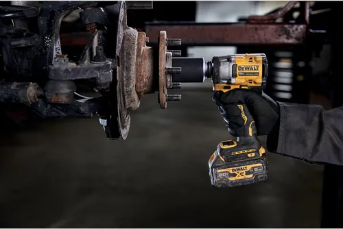 Vista 2 de DEWALT ATOMIC 20V MAX* 3/8 pulgadas Llave de impacto inalámbrica con yunque de anillo de retención (solo herramienta) (DCF923B)