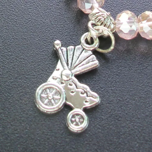 Vista 7 de WE Pulsera elástica de cristal rosa para baby shower con dije de carro de bebé (12 piezas)