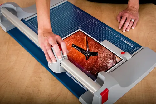 Vista 9 de Dahle 442 Cortador rotativo premium, longitud de corte de 20 pulgadas, capacidad de 30 hojas, autoafilado, abrazadera automática, cortador de papel