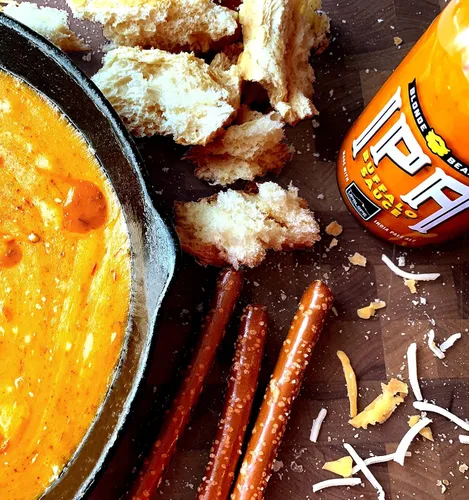 Vista 2 de Salsa de búfalo IPA, fabricada con mantequilla, totalmente natural, vegetariana, fabricada con cerveza Upslope India Pale Ale (media galón 64 onzas)