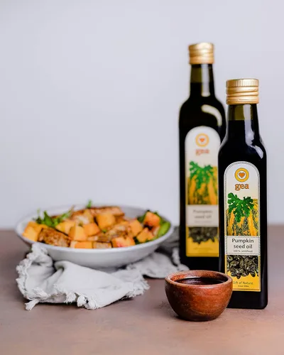 Vista 5 de Aceite de semilla de calabaza de Estiria original GEA 8.4oz (8.5 fl oz) 100% natural, sin refinar, vegano, sin gluten, kosher, sin OMG en botella