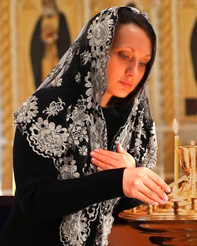 Vista 5 de Bozidol Velos triangulares de mantilla de capilla católica bordado de camelia corta bufanda de masa latina velo de encaje de iglesia con caja