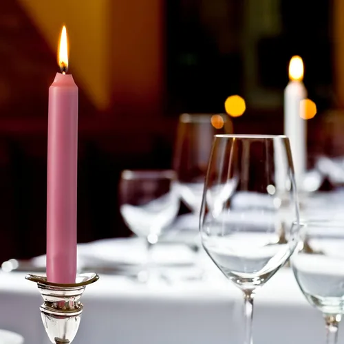 Vista 5 de Paquete de 8 velas cónicas de color rosa rubor – Paquete de 8 velas de 6 pulgadas – Velas rosas sin perfume de 5 horas para el día de San Valentín