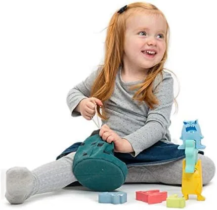 Vista 2 de Tender Leaf Toys Monster Stacker - Juego de apilamiento de bloques de monstruo de madera
