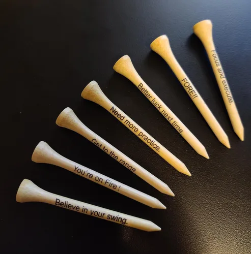 Vista 4 de Paquete de 50 camisetas de golf de bambú de 2 3/4 pulgadas Cada camiseta de golf impresa con un mensaje de fortuna