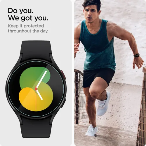 Vista 4 de Spigen Protector de pantalla de vidrio templado [GlasTR EZ FIT] diseñado para Galaxy Watch 5 (1.732 pulgadas) / Galaxy Watch 4 (1.732 pulgadas)