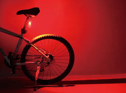 Vista 4 de Luz trasera LED recargable para bicicleta, luz trasera de bicicleta con luz de freno, 4 modos de luz, luz trasera USB para conducción nocturna