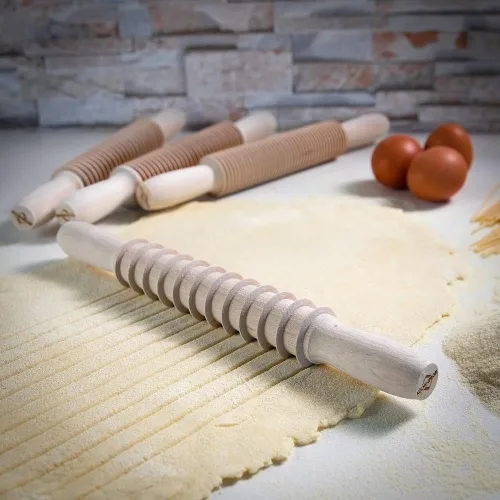 Vista 3 de Küchenprofi Cortador de pasta rodante de madera para Pappardelle, 12 pulgadas, natural