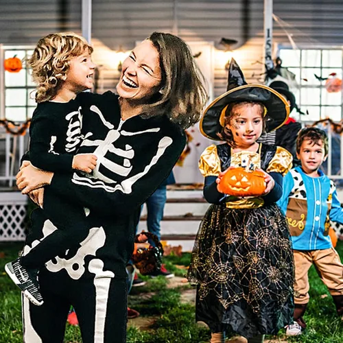 Vista 7 de Disfraz de esqueleto de Halloween que brilla en la oscuridad overol familiar con patrón de calavera