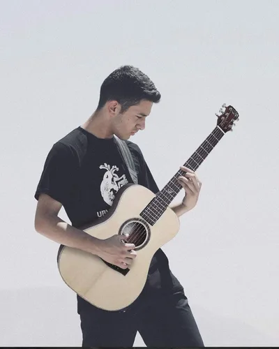 Vista 3 de Guitarra de viaje Lefty Solid Sitka - OF422L - Guitarra de cuerda de acero plegable acústica-eléctrica para zurdos - Funda portátil (sobrecarga)