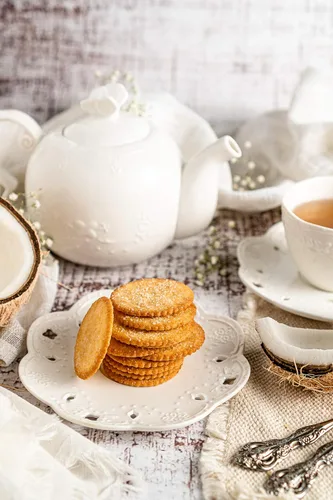 Vista 2 de Mandy's Cookie Thins, sabor a coco crujiente, 4.6 onzas, paquete de 6, 42 galletas, ligeras y crujientes, hechas con coco real, Halal