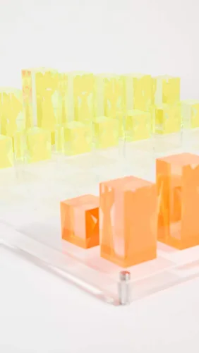 Vista 5 de Jonathan Adler Juego de ajedrez acrílico para mujer, neón, naranja, amarillo, talla única