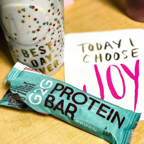 Vista 4 de G2G Bar, paquete de 4, chispas de chocolate con mantequilla de maní, mantequilla de maní y coco, almendra y coco y chispas de chocolate