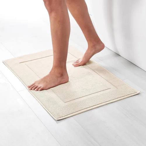 Vista 2 de Amazon Basics Alfombra Tapete de baño con bandas, crema, 31" L x 20" A