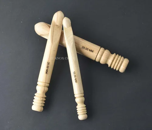 Vista 2 de THE KNOX CRAFT - Ganchos de ganchillo grandes de madera con mango ergonómico de agarre suave, ganchos de hilo para proyectos de hilo extra