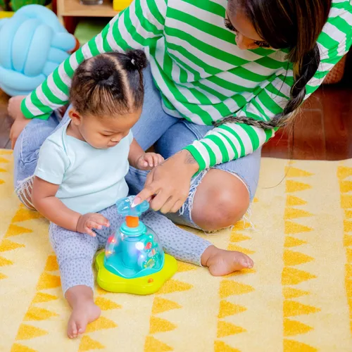 Vista 12 de Bright Starts Juguete giratorio, de presionar y brillar, de causa y efecto, musical para bebés, a partir de 6 meses+