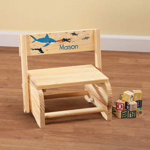 Vista 2 de Fox Valley Traders Taburete y silla infantil 2 en 1 personalizados, personalizado con nombre del niño, diseño de tiburones