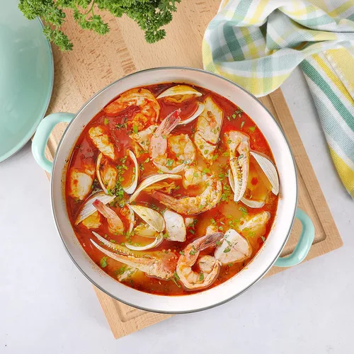 Vista 4 de Martha Stewart Thayer - Horno holandés esmaltado en acero resistente a los arañazos de 6.4 cuartos de galón con tapa, azul Martha, seguro