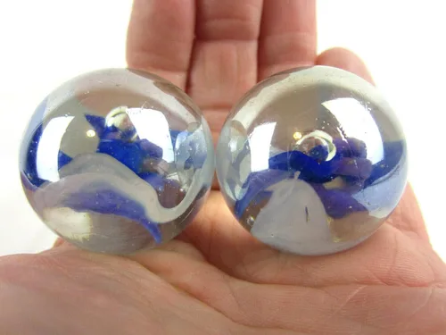 Vista 2 de Juego de 2 canicas de cristal sólido de 1.378 in, color azul roca, transparente, blanco, azul, cobalto