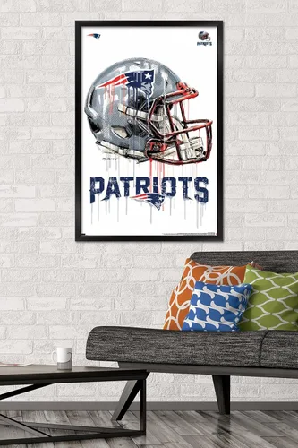 Vista 2 de Trends International NFL New England Patriots - Póster de pared con casco de goteo 20, 22.375 x 34 pulgadas, versión enmarcada negra
