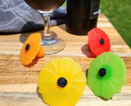 Vista 2 de Charles Viancin Poppy Pop - Juego de tapones de silicona para vino o botella plana, silicona (paquete de 8, uno de cada color)