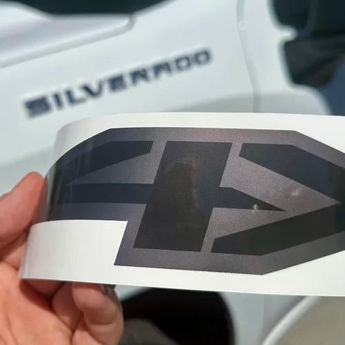 Vista 2 de Calcomanías de gancho dorado 4x4 carbón metálico para Chevy Silverado 2019