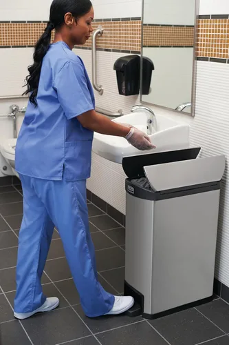 Vista 7 de Contenedor Rubbermaid Commercial Slim Jim, de acero inoxidable, Negro (Black Trim), 1