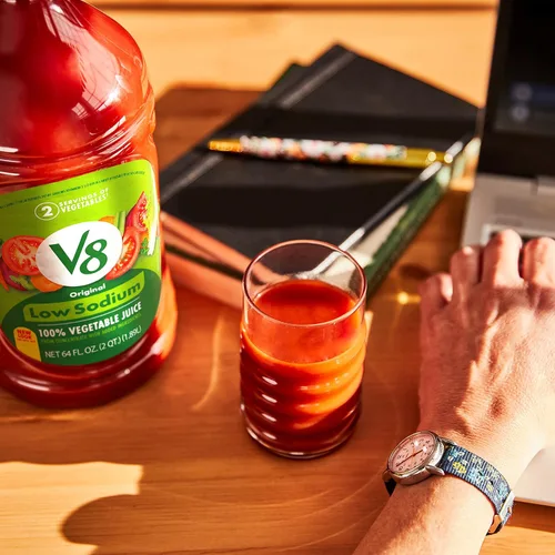 Vista 5 de Jugo V8 original bajo en sodio 100% de verduras, mezcla de verduras con jugo de tomate, botella de 64 onzas líquidas