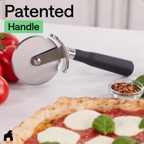 Vista 8 de Cortador de Pizza GORILLA GRIP, rueda grande sin BPA, 9 pulgadas, hoja de acero inoxidable afilada, mango resistente al deslizamiento con protección