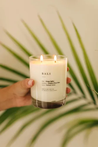 Vista 6 de Brooklyn Candle Studio Bali - Vela clásica de 2 mechas, vela perfumada de lujo, cera de soja vegana, vertida a mano en los Estados Unidos, tiempo