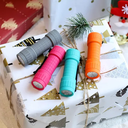 Vista 2 de FASTPRO Paquete de 10, juego de mini linterna de 9 LED, pilas AAA incluidas y preinstaladas, perfecto para enseñanza de clase, campamento, recuerdos