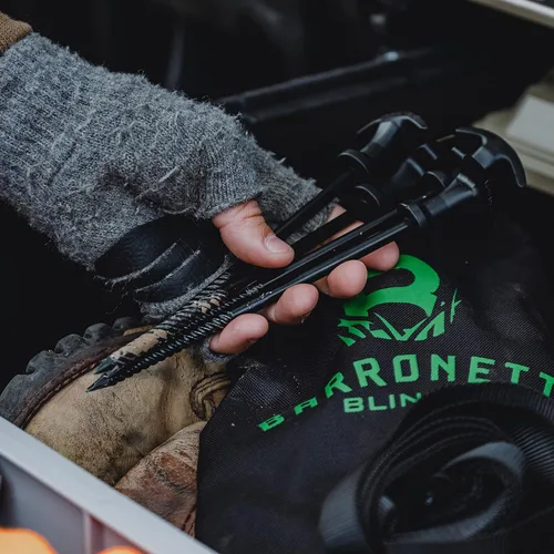 Vista 2 de Barronett Blinds® Kit de estaca todo terreno, 8 estacas de punta roscada, 4 amarres, bolsa de transporte, BA705, negro