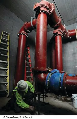 Vista 11 de MSA - Casco V-Gard de ala completa con suspensión, cubierta de polietileno, protección superior contra impactos y correas de corona autoajustables