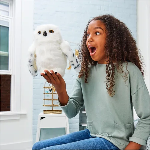 Vista 3 de Wizarding World Harry Potter, lechuza interactiva Enchanting Hedwig con más de 15 sonidos y movimientos y sobre de Hogwarts, juguetes para niños