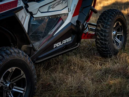Vista 3 de SuperATV Rock Sliders Nerf Bars Tree Kickers para Polaris RZR XP Turbo 2016+ Negro arrugado Construido de tubo resistente de 1.75 pulgadas
