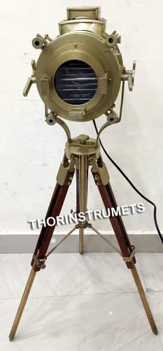 Vista 4 de THOR INSTRUMENTS Proyector marino de teatro antiguo, trípode de madera náutica, foco retro, foco de estudio LED (lámpara de pie baja), decoración