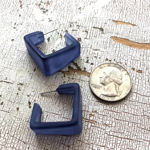 Vista 7 de Denim Blue Frosted Lucite Geometric Square Hoop Earrings
