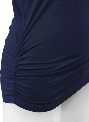 Vista 3 de Made By Johnny - Camiseta prémium dolman drapeada con cuello bote y cuello en V para mujer, manga 34, con fruncido lateral