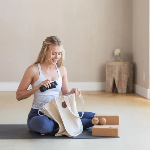Vista 8 de Bloques de yoga de corcho natural, paquete de 2 con correa y bolas de masaje, accesorios de yoga premium para mujeres y hombres