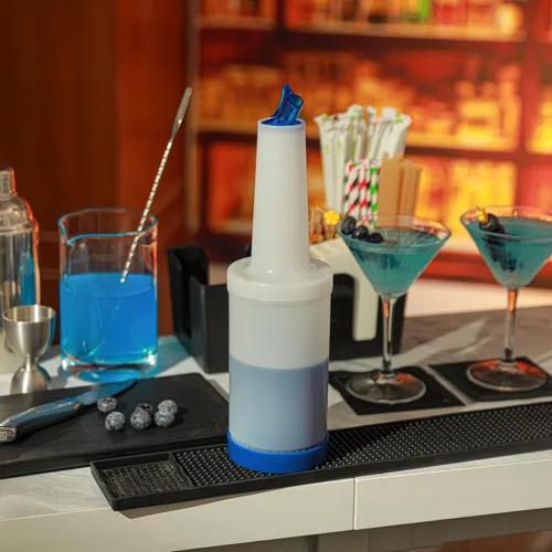 Vista 8 de Restaurantware Botella de plástico de 1 cuarto de galón de almacenamiento con boquilla azul y tapa, botella de almacenamiento de barra, 3 1/2 x 3