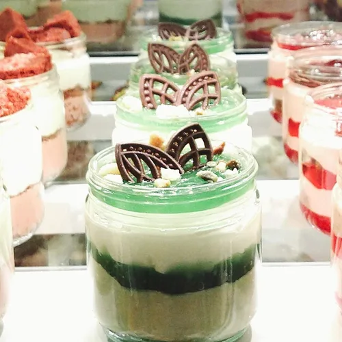 Vista 2 de Nakpunar Tarros de vidrio de boca ancha de 12 onzas con tapas negras, juego de 12, estilo salsa (12, negro)