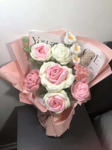 Vista 6 de COMPSTUDIO Regalos de rosas de San Valentín para ella, ramo de flores de ganchillo de rosas, decoración del hogar, para mamá, esposa, novia, Clavel