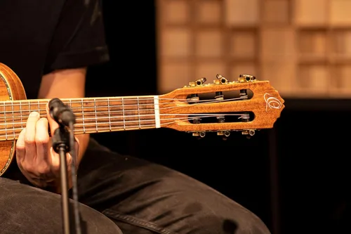 Vista 14 de Mini/Travel Series Guitarlele acústico-eléctrico con bolsa