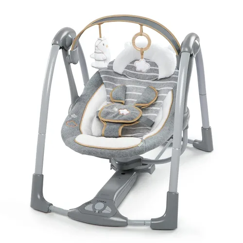 Ingenuity Swing 'n Go Deluxe - Columpio para bebé de 5 velocidades con arnés acolchado - Plegable, portátil, 2 juguetes de peluche y sonidos, 0-9