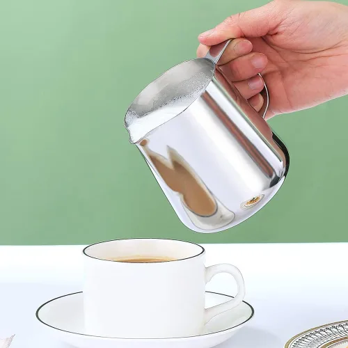 Vista 8 de Jarra de espuma de leche de 11.8 fl oz/12 onzas, jarras de vapor de acero inoxidable para leche, café, capuchino, latte Art Barista, jarra de leche