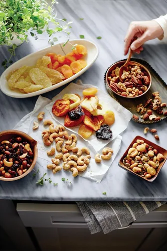 Vista 4 de Harry & David Bandeja de frutas secas, cesta de regalo de frutas secas surtidas, incluye kiwis, cerezas, melocotones, mangos, piñas y albaricoques