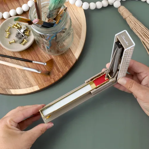 Vista 4 de Swingline - Engrapadora de Leah Bisch, capacidad para 20 hojas, tira completa, azulejos de baldosa color marrón claro, diseño de moda colorido