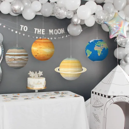 Vista 7 de 8 linternas de planetas de papel 3D de gran tamaño para decoración de fiesta de cumpleaños de niños con temática de astronautas, espacio exterior
