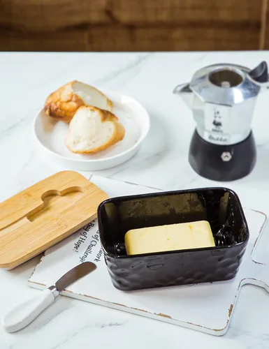 Vista 5 de Mantequillera con tapa, plato grande de mantequilla para encimera, recipiente de mantequilla de cerámica con cuchillo, doble sello de silicona
