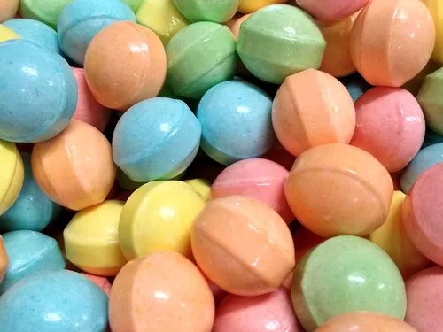 Vista 2 de Bleeps - 2 libras de caramelo a granel de sabor agrio con recubrimiento de frambuesa azul, cereza, sandía, naranja, piña